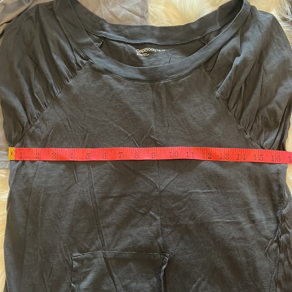 GapBody bundle grey tones. Long sleeved and short sleeved tops size XS - Picture 5 of 6